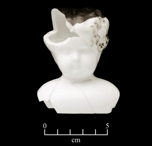 Laboratory photograph of an object on a black backdrop and a five-centimeter scale.